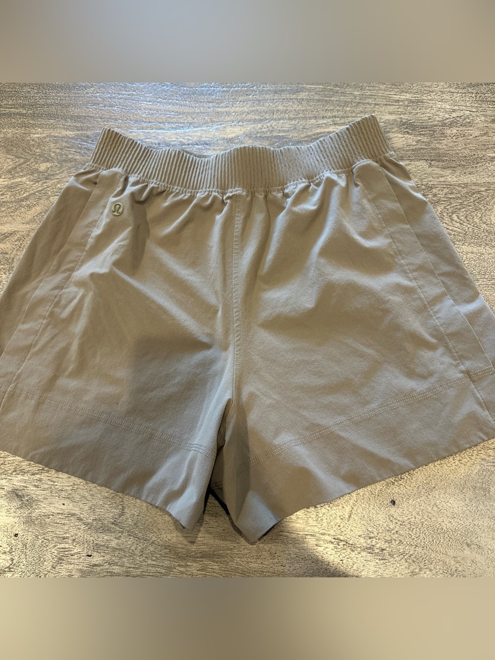 Lululemon Stretch Woven Relaxed-Fit High-Rise Short 4" LW7CPIS Medium Taupe